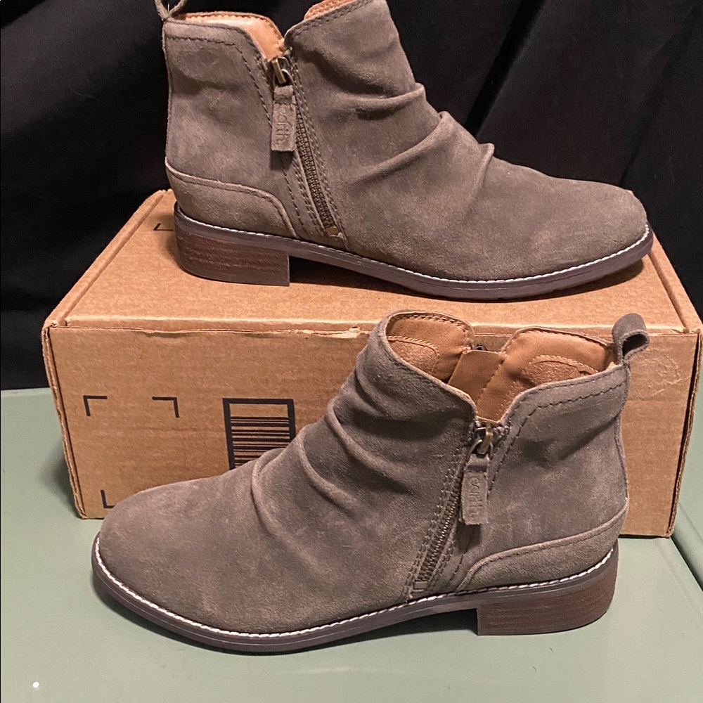 NWOB EARTH nadya Dark brown round toe casual booties 8.5 M